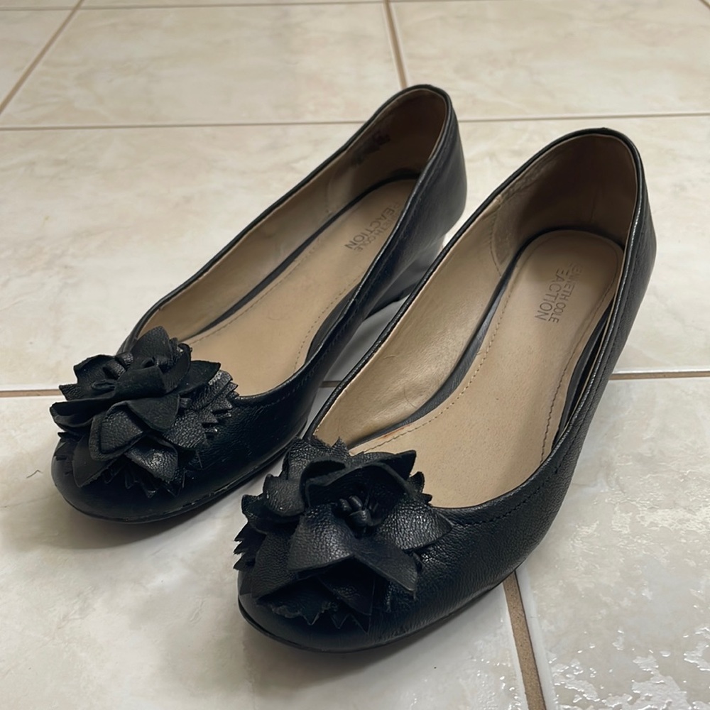 Kenneth Cole Reaction Black leather Demi Wedge with Floral appliqué brooch